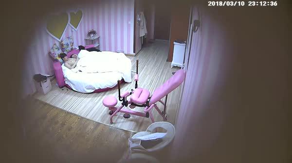 情趣房打扮洋气的清秀苗条美女与小伙开房啪啪啪很主动往鸡巴上坐骑阴毛浓密一看就是性欲旺盛的妹子